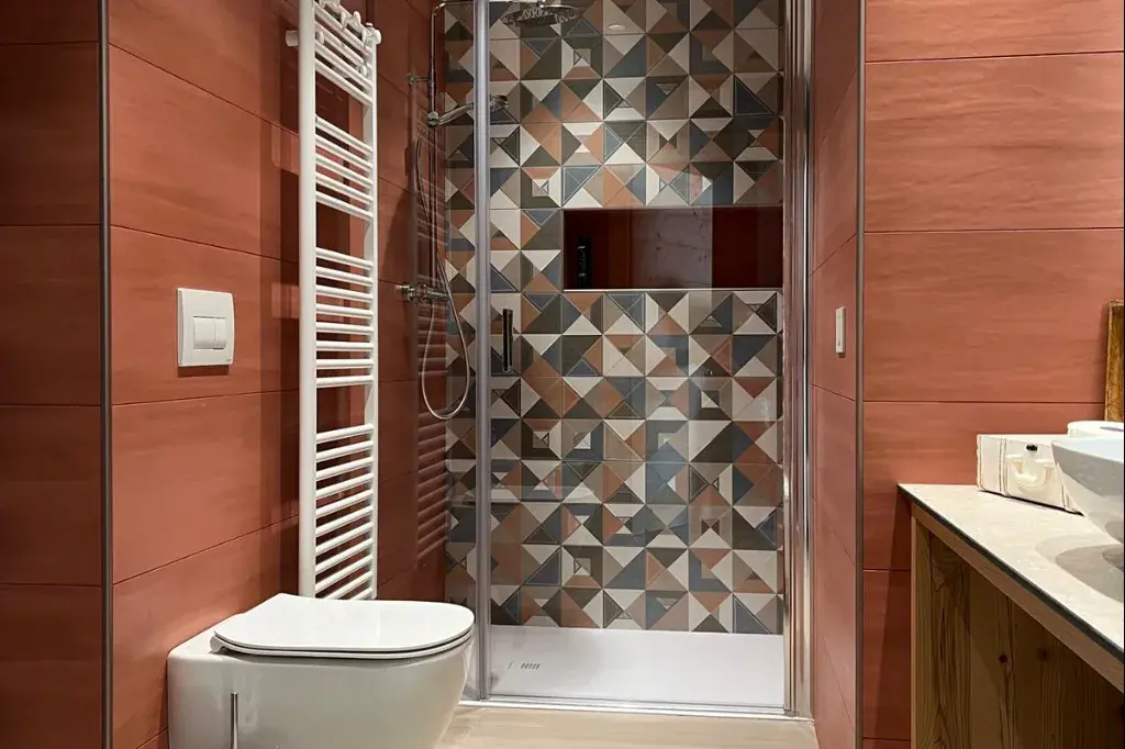Dettaglio del bagno con doccia