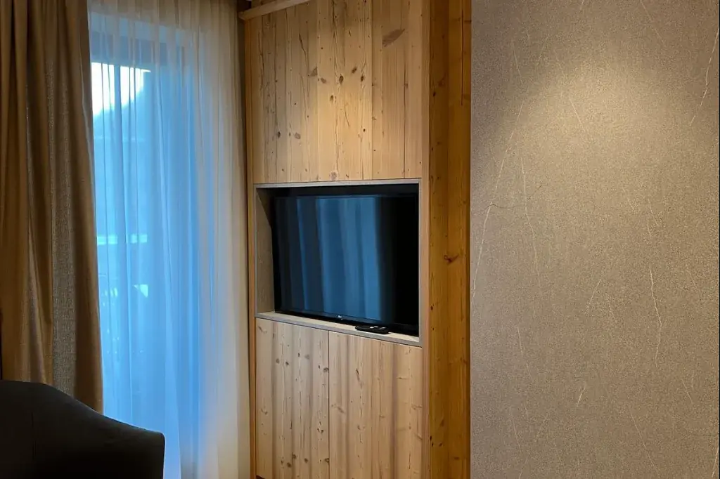 Zona TV e armadio della camera
