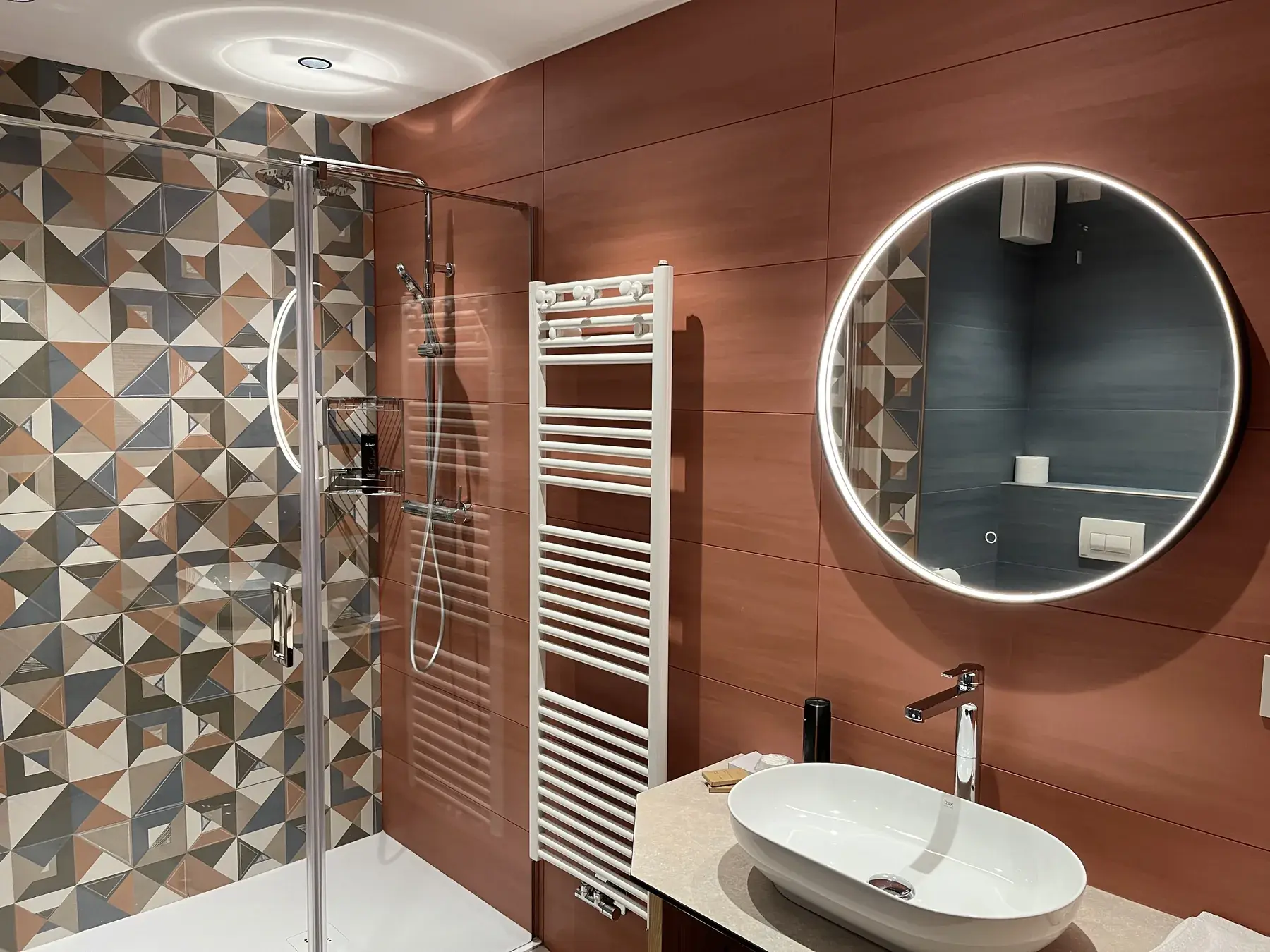 Bagno con doccia e asciugacapelli