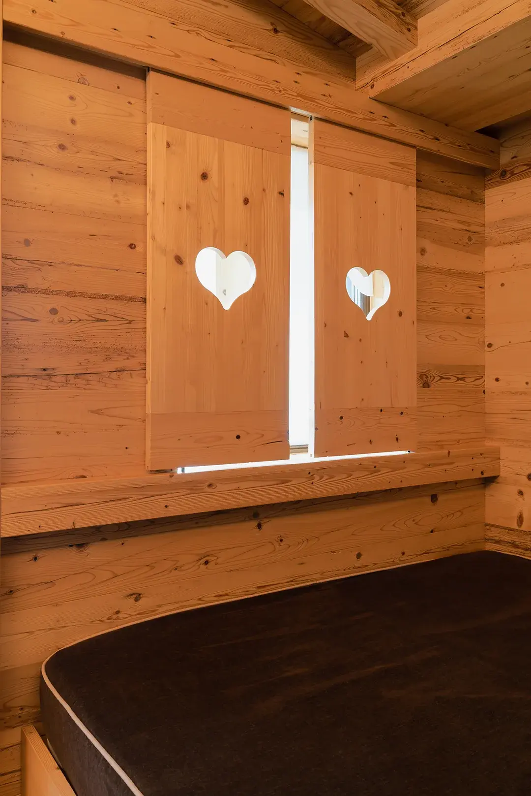 Ante con intaglio a cuore del Piccolo Chalet