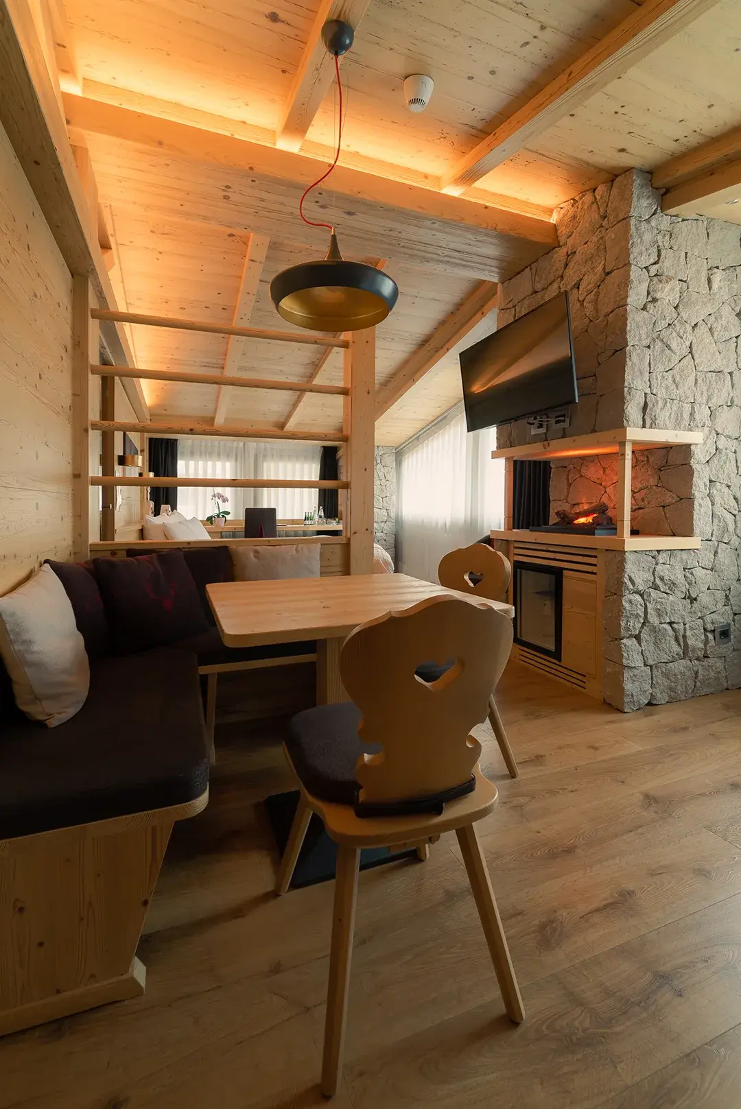 Zona pranzo e caminetto del Piccolo Chalet