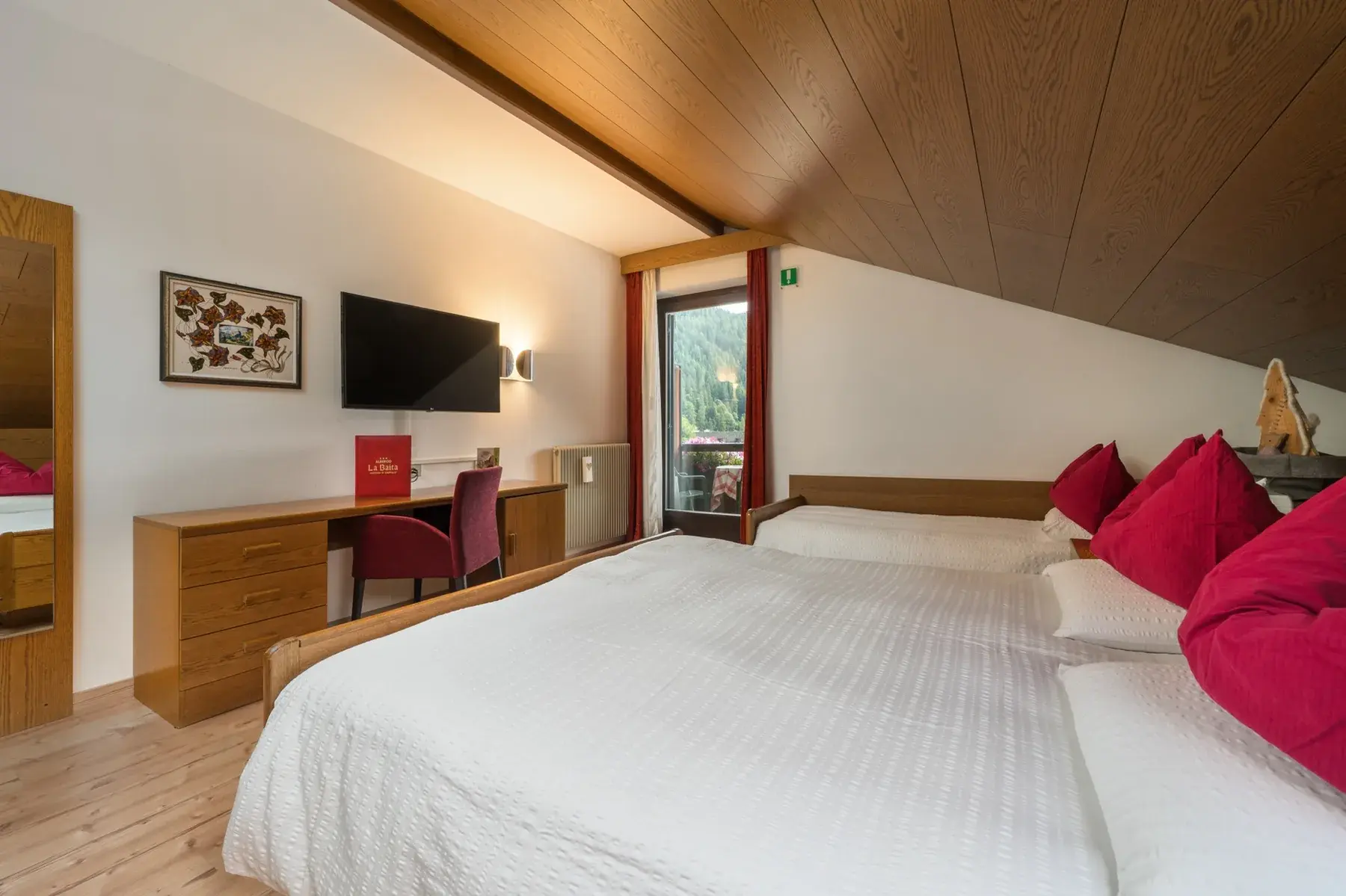 Vista della Tripla Mansarda con soffitto in legno
